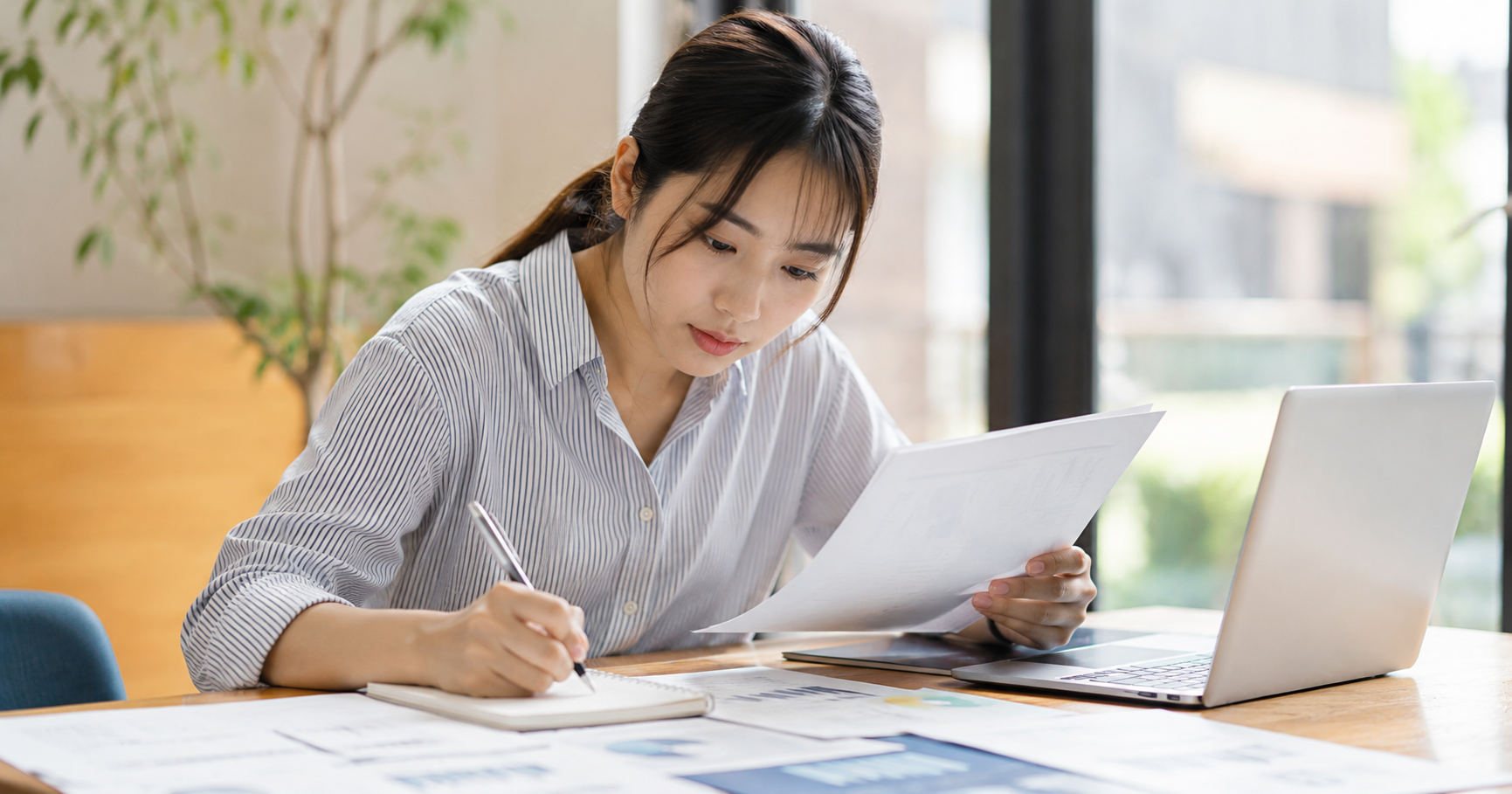 キャリアプランを具体的に整理しながら考えているイメージ