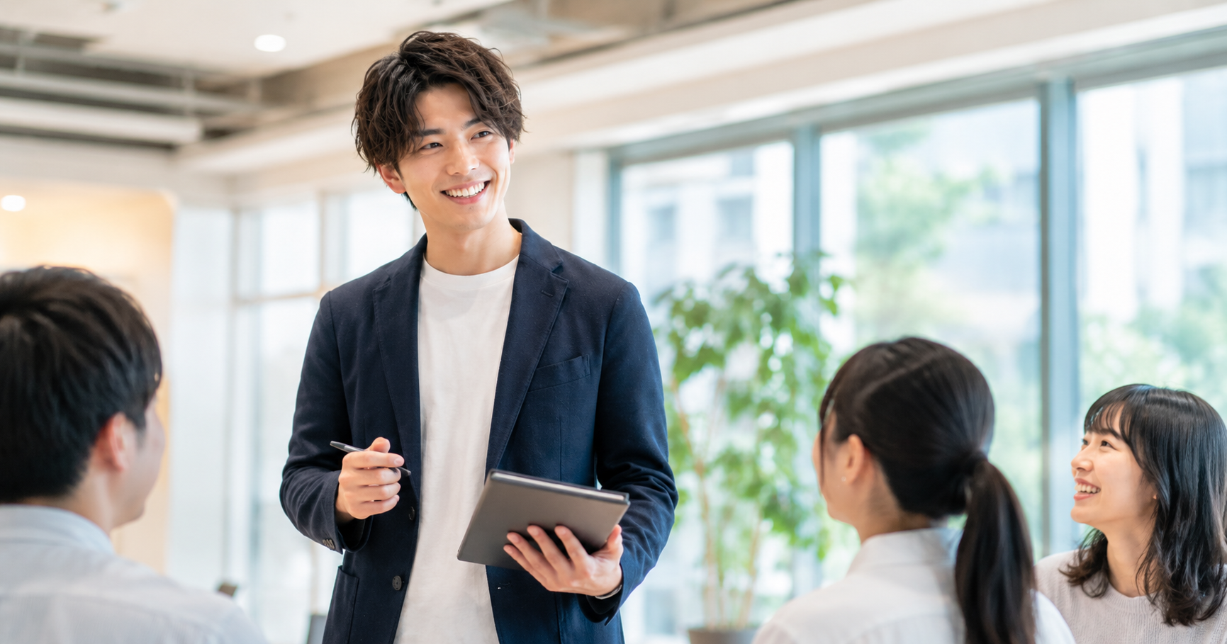 インターン経験を前向きに振り返っている就活生のイメージ