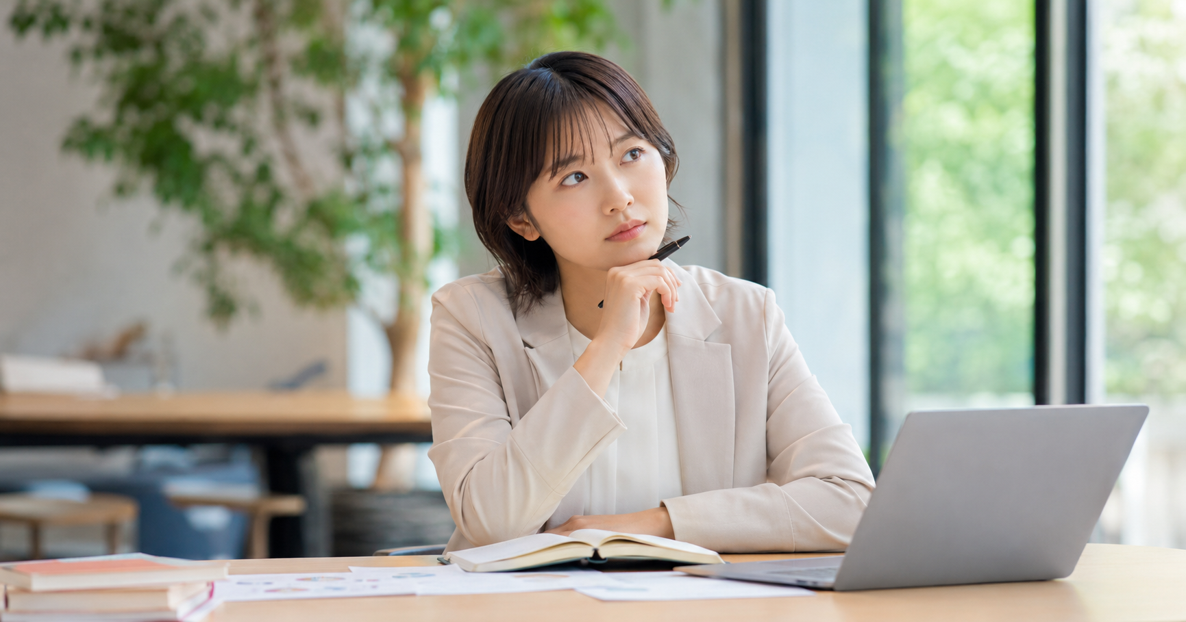 面接で伝える自己PRの強みについて考えている就活生のイメージ