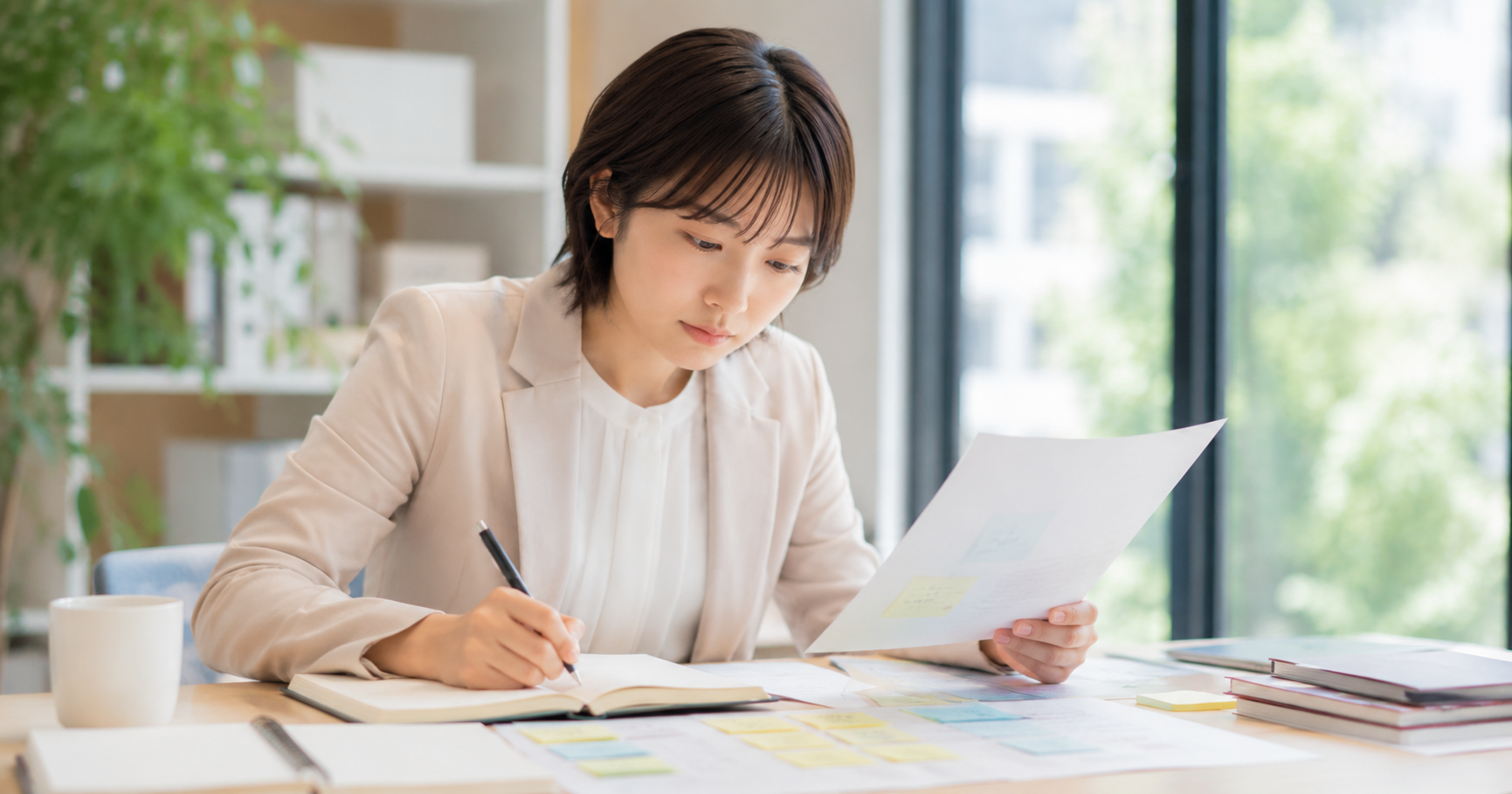 自己PRで伝える強みを一生懸命整理している就活生のイメージ