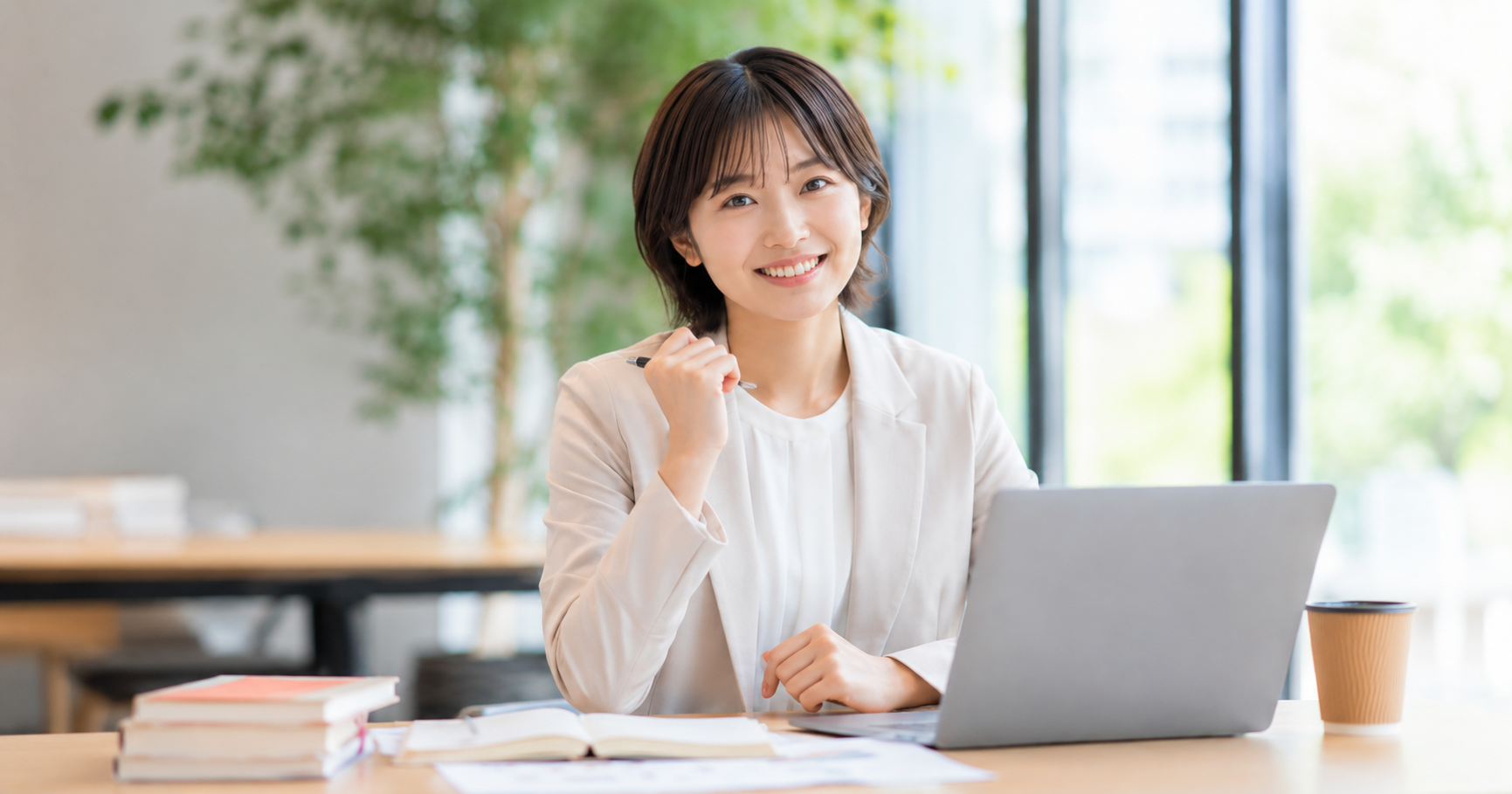 自己PRの強みを経験と組み合わせて整理でき笑顔になっている就活生のイメージ