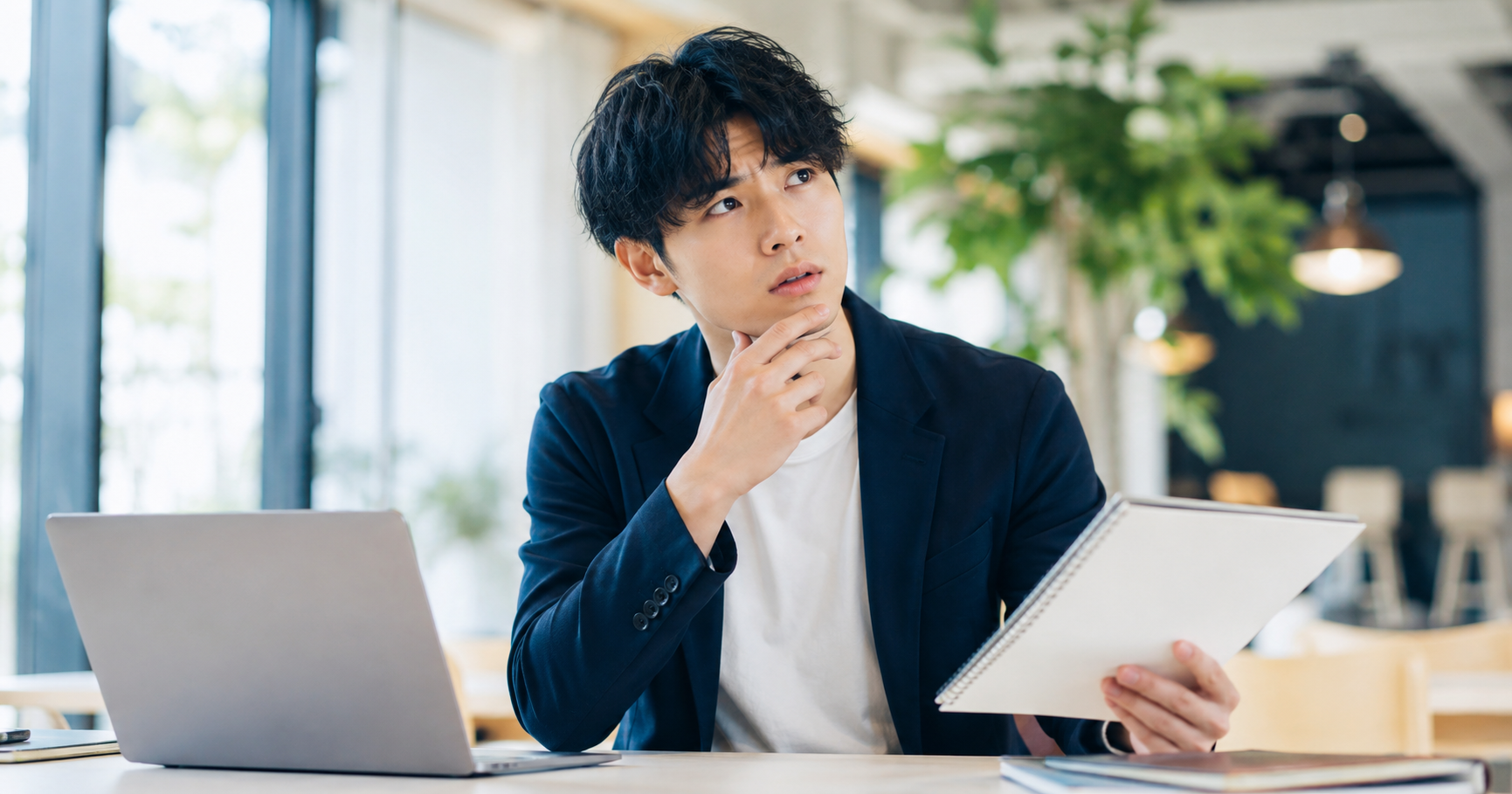 ガクチカで何を伝えるべきか考えている就活生のイメージ