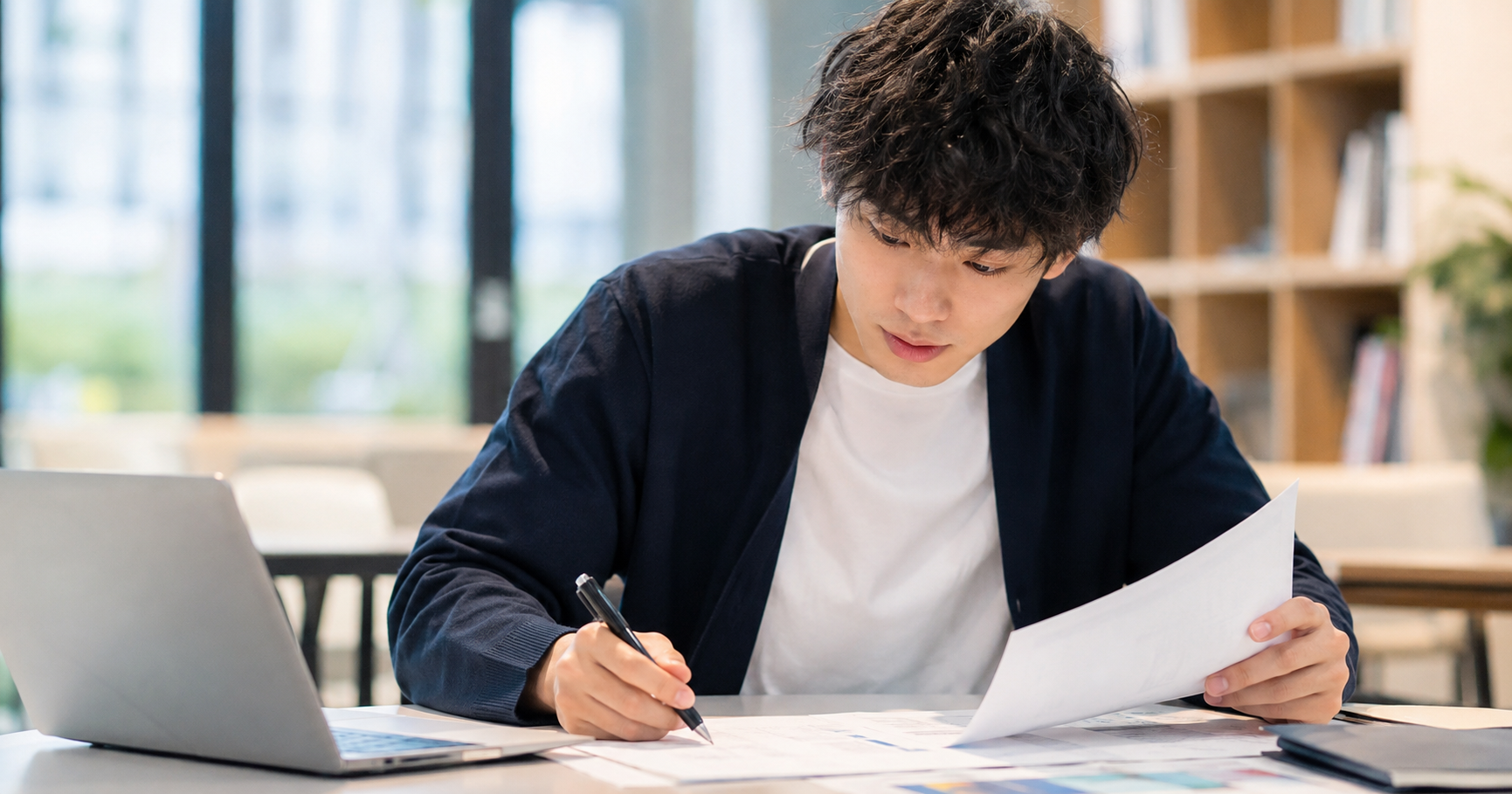 ガクチカの経験を一生懸命整理している就活生のイメージ