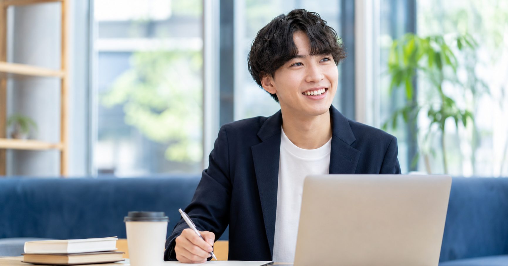 ガクチカの構成を整理できて前向きな表情になっている就活生のイメージ