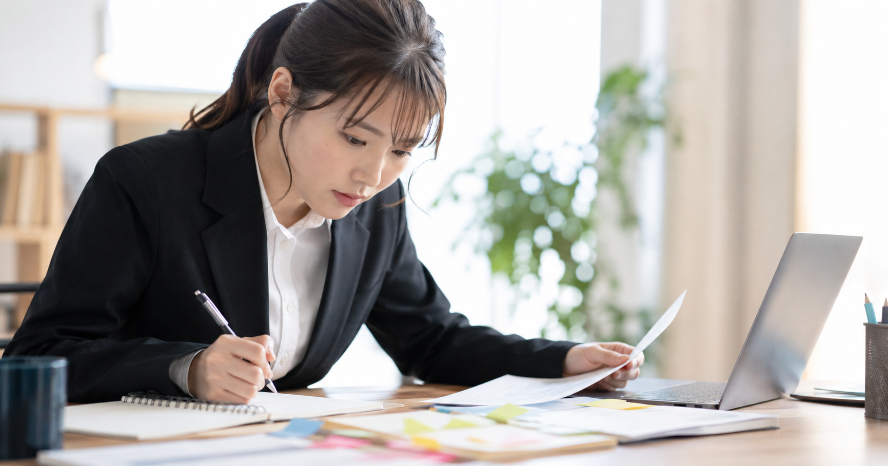 ガクチカで話す施策を一生懸命整理している就活生のイメージ