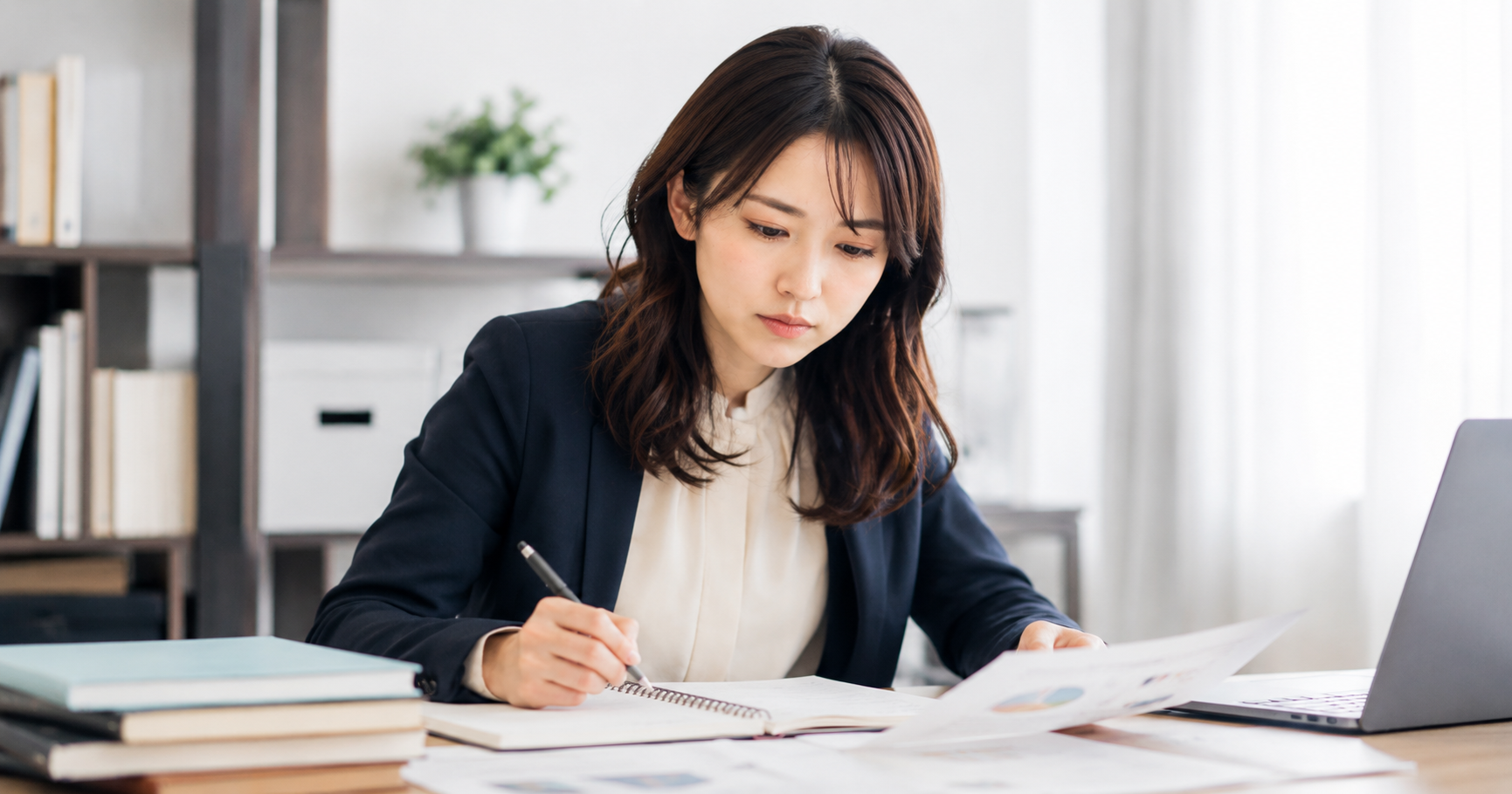 挫折経験を面接でどう伝えるか一生懸命整理している就活生のイメージ