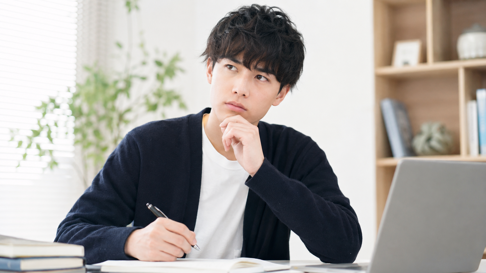 挫折経験の答え方で何を伝えるべきか考えている就活生のイメージ
