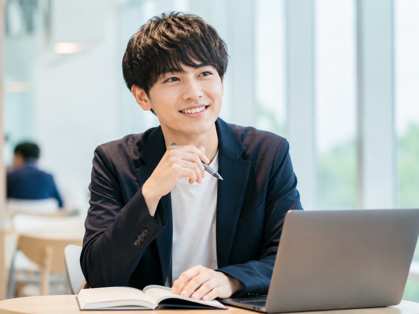 挫折経験の話し方を整理できて前向きな表情になっている就活生のイメージ