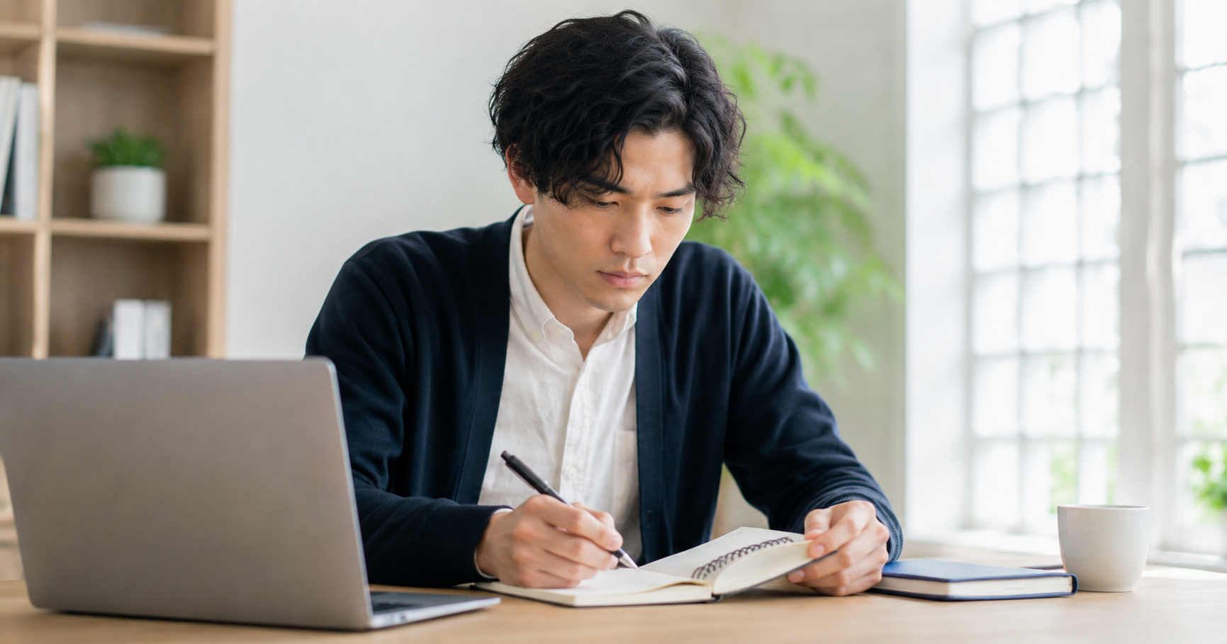 自己紹介で伝える性格を一生懸命整理している就活生のイメージ