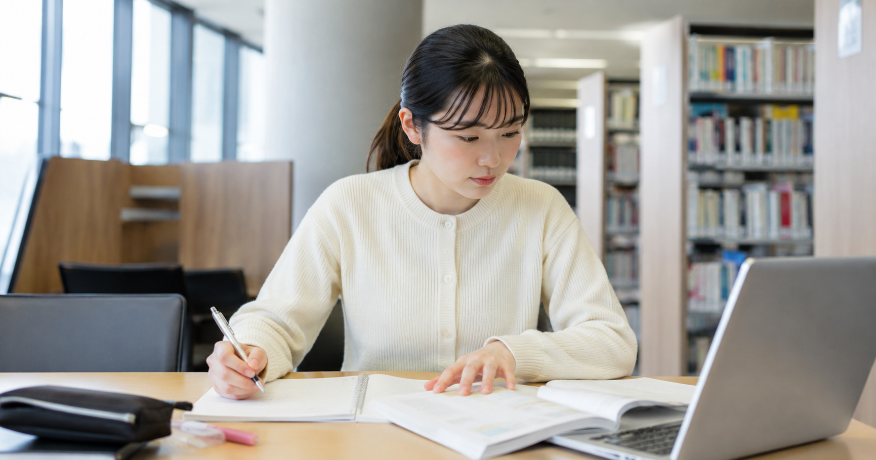 学業トークで話す内容を一生懸命整理している就活生のイメージ