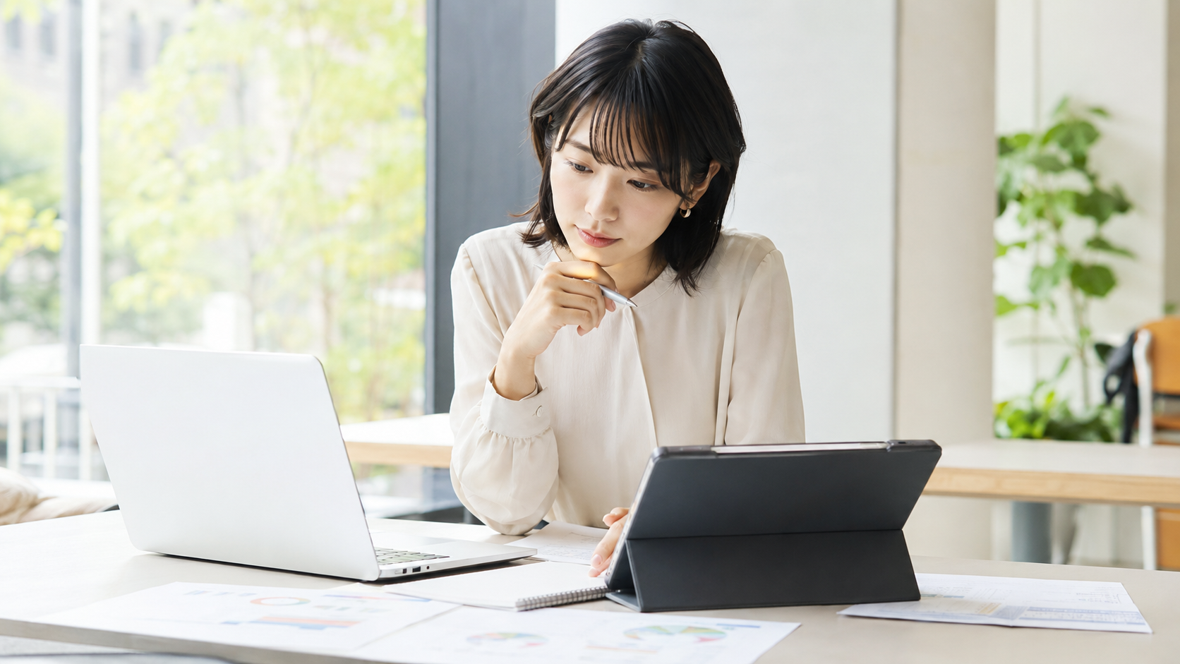 企業研究で何を見ればよいか考えている就活生のイメージ