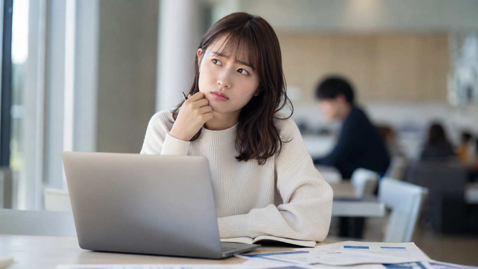 企業理念を志望動機にどうつなげるか考えている就活生のイメージ