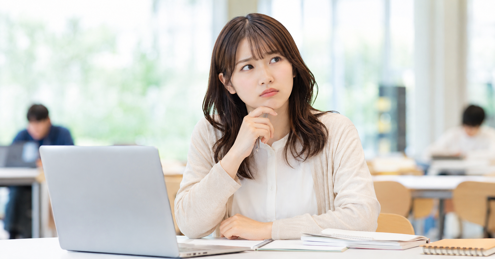 Webテスト対策について疑問を持ちながら考えている就活生のイメージ