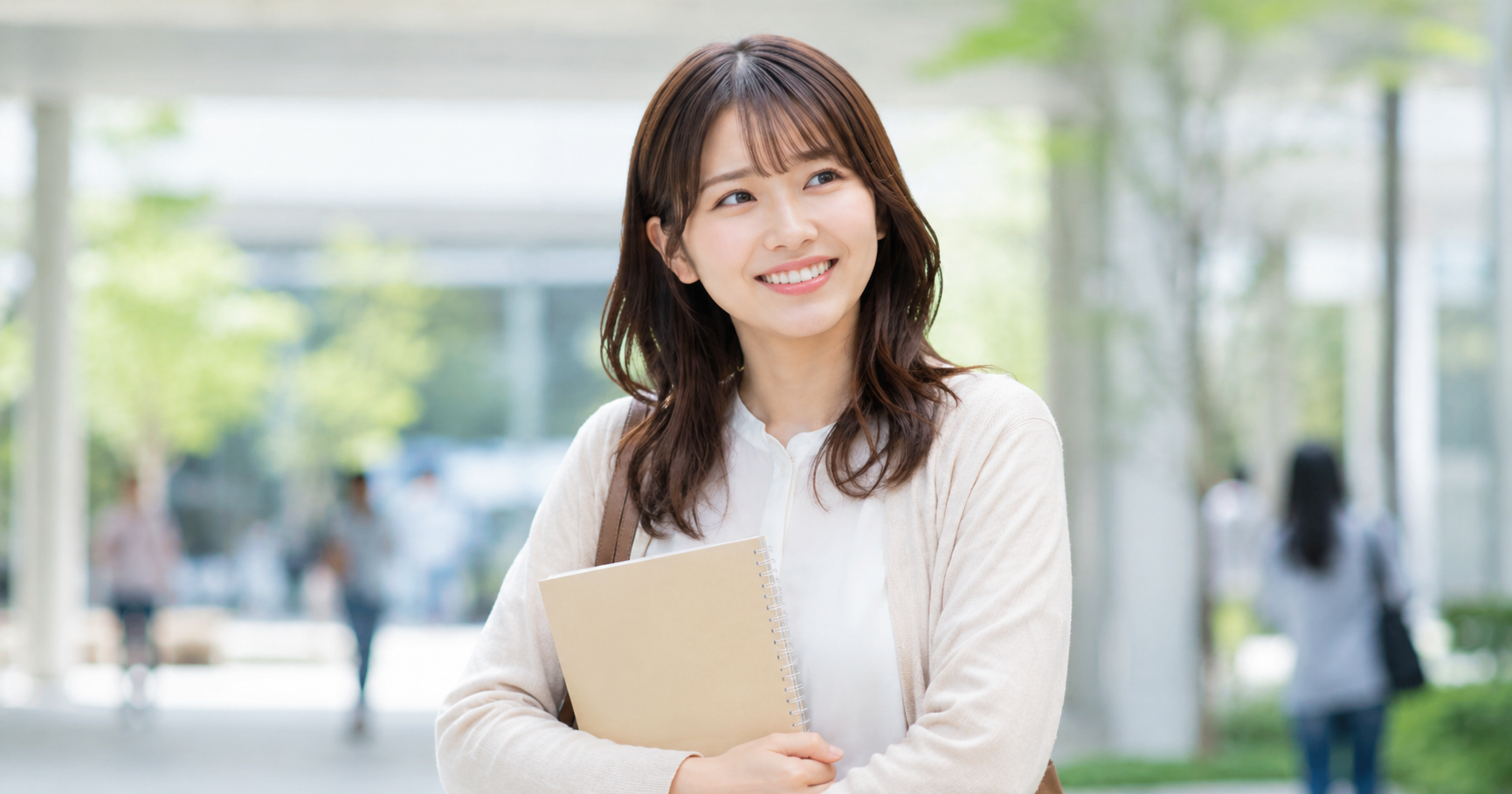 Webテスト対策の見通しが立って笑顔になっている就活生のイメージ